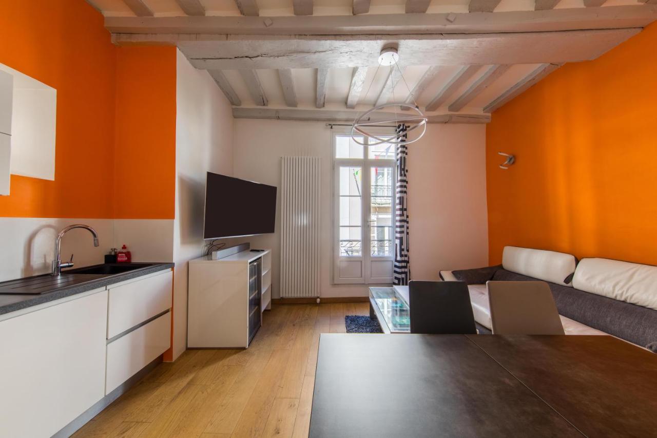 Hyper Centre - Rue St Laud, 2min Ralliement Apartment